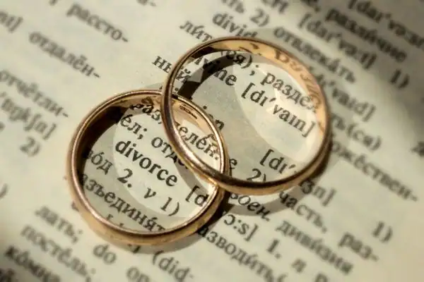 Image of rings removed before divorce mediation Hoddesdon